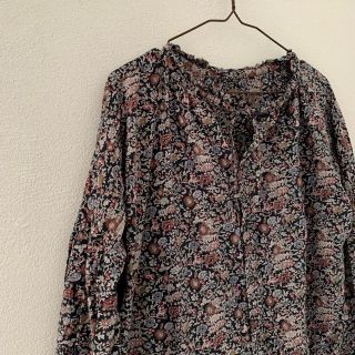 エスティークローゼット(s.t.closet)のs.t.closet 小花柄ブラウス　エスティークローゼット(シャツ/ブラウス(長袖/七分))