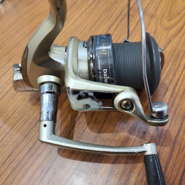 DAIWA(ダイワ)のDAIWA  ダイワ  SHORECAST ショアキャスト 4500 スポーツ/アウトドアのフィッシング(リール)の商品写真