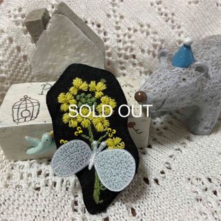 ミナペルホネン(mina perhonen)の手作りブローチ＊菜の花一輪春想ふ〜水色ちょうちょのブローチ♪(ブローチ/コサージュ)