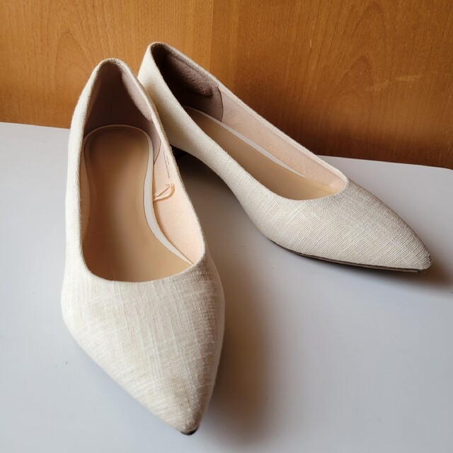 【3月末まで】パンプス　白　23.5cm レディースの靴/シューズ(ハイヒール/パンプス)の商品写真
