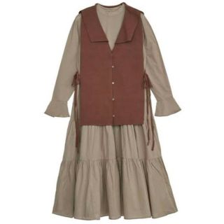 アメリヴィンテージ(Ameri VINTAGE)のCOLLAR KNIT VEST WITH DRESS/ブラウン/Mサイズ(ロングワンピース/マキシワンピース)