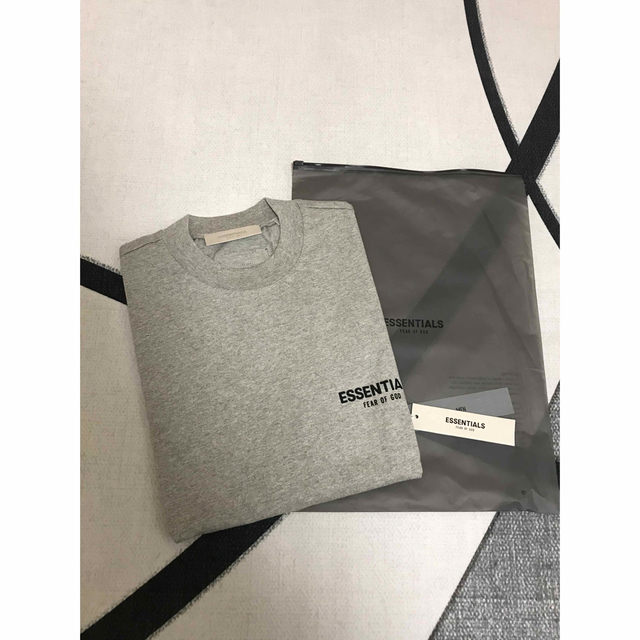 FEAR OF GOD(フィアオブゴッド)の新作FOG Essentials 両面ロゴ  Tシャツ ディープグレー S メンズのトップス(Tシャツ/カットソー(半袖/袖なし))の商品写真