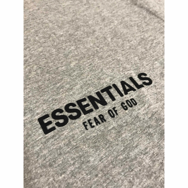 FEAR OF GOD(フィアオブゴッド)の新作FOG Essentials 両面ロゴ  Tシャツ ディープグレー S メンズのトップス(Tシャツ/カットソー(半袖/袖なし))の商品写真