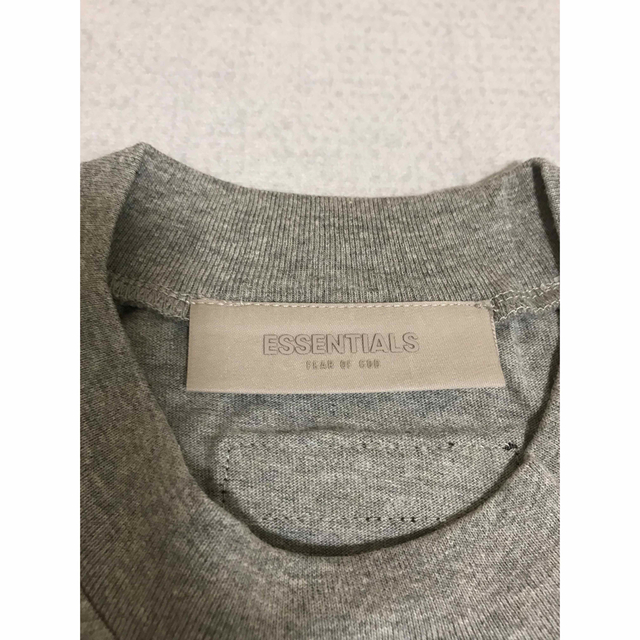 FEAR OF GOD(フィアオブゴッド)の新作FOG Essentials 両面ロゴ  Tシャツ ディープグレー S メンズのトップス(Tシャツ/カットソー(半袖/袖なし))の商品写真