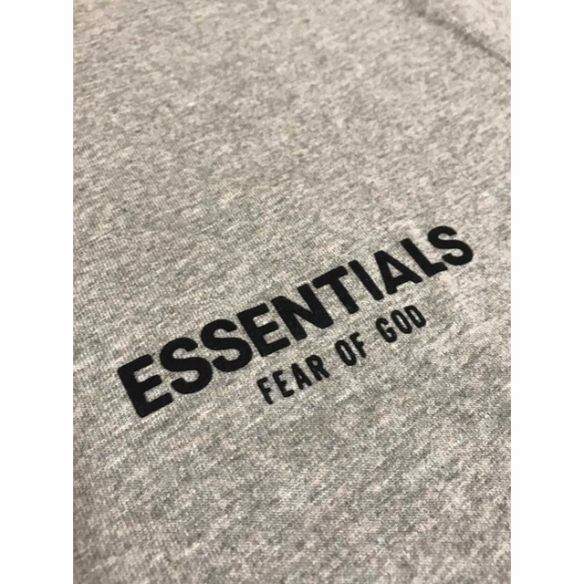 FEAR OF GOD(フィアオブゴッド)の新作FOG Essentials 両面ロゴ  Tシャツ ディープグレー L メンズのトップス(Tシャツ/カットソー(半袖/袖なし))の商品写真