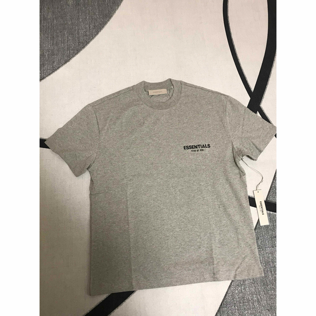 FEAR OF GOD(フィアオブゴッド)の新作FOG Essentials 両面ロゴ  Tシャツ ディープグレー L メンズのトップス(Tシャツ/カットソー(半袖/袖なし))の商品写真