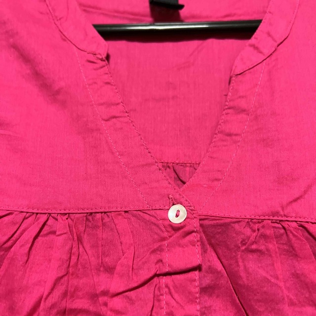 H&M(エイチアンドエム)のまとめ割引中　　H&Mピンク鮮やかなトップス レディースのトップス(シャツ/ブラウス(長袖/七分))の商品写真