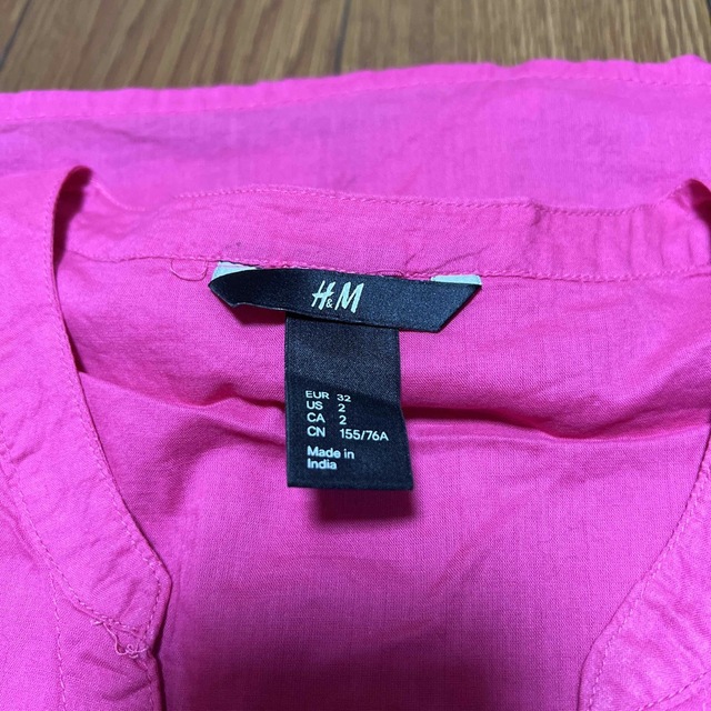 H&M(エイチアンドエム)のまとめ割引中　　H&Mピンク鮮やかなトップス レディースのトップス(シャツ/ブラウス(長袖/七分))の商品写真