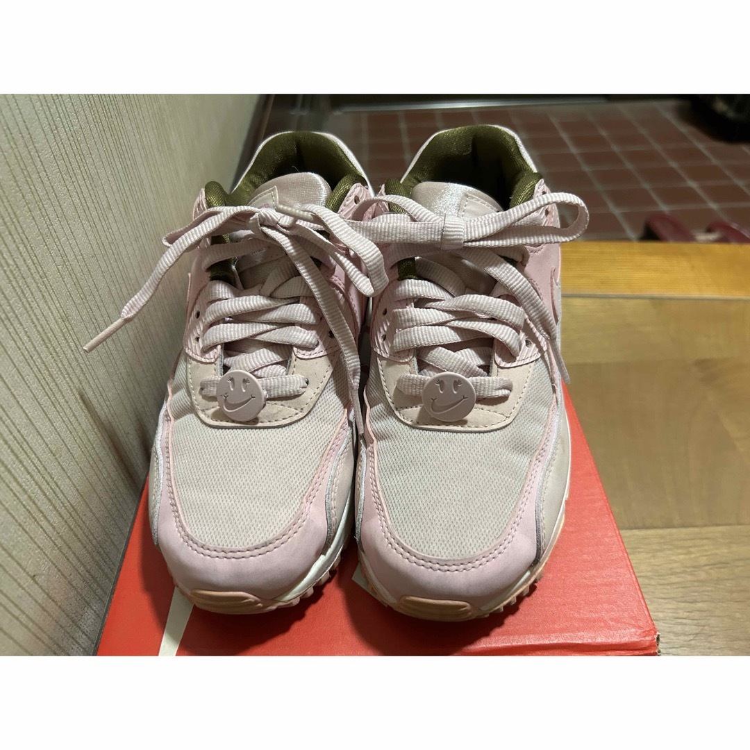 NIKE(ナイキ)のNIKE WMNS AIR MAX 90 SE PINK/WHITE レディースの靴/シューズ(スニーカー)の商品写真