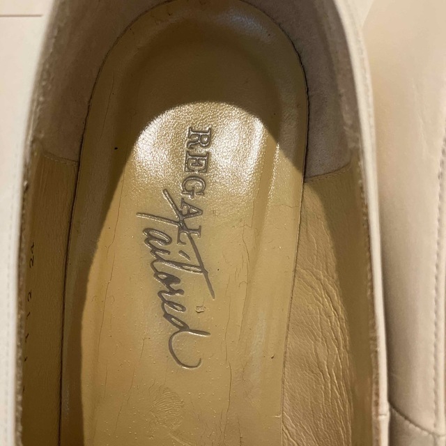 REGAL(リーガル)のリーガルREGALパンプス白と紺色のツートン レディースの靴/シューズ(ハイヒール/パンプス)の商品写真