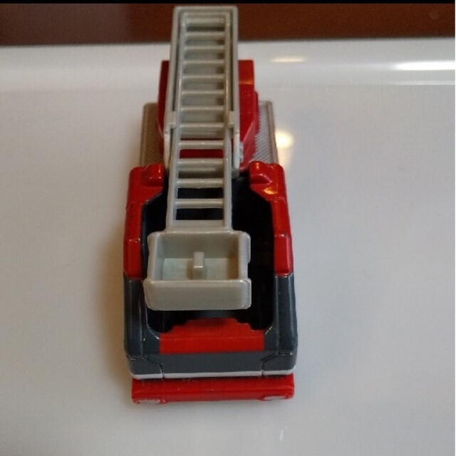 Takara Tomy(タカラトミー)のトミカ HR02 LADDER TRUCK エンタメ/ホビーのおもちゃ/ぬいぐるみ(ミニカー)の商品写真