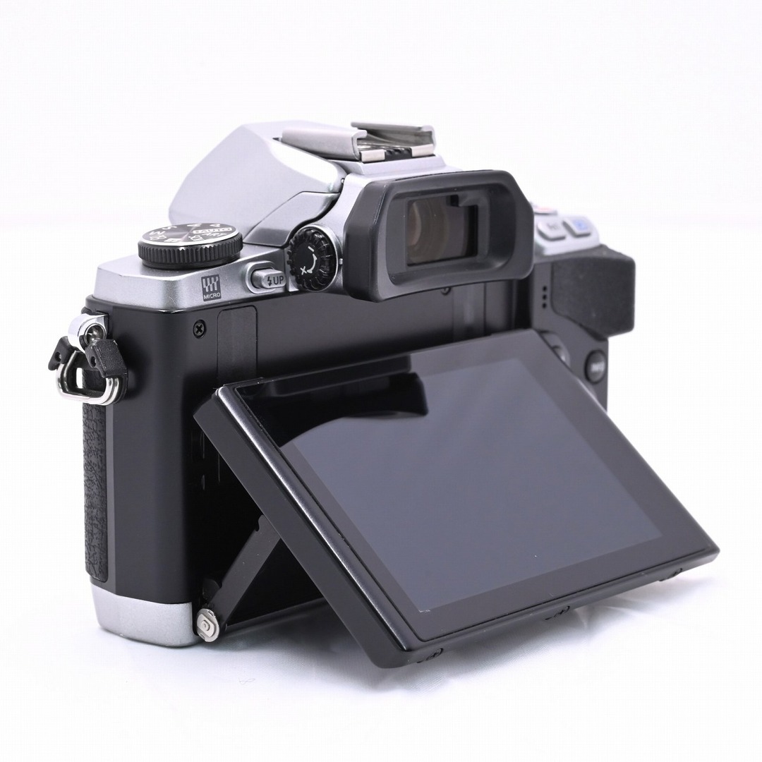 OLYMPUS(オリンパス)のOLYMPUS OM-D E-M10 ボディ シルバー スマホ/家電/カメラのカメラ(ミラーレス一眼)の商品写真
