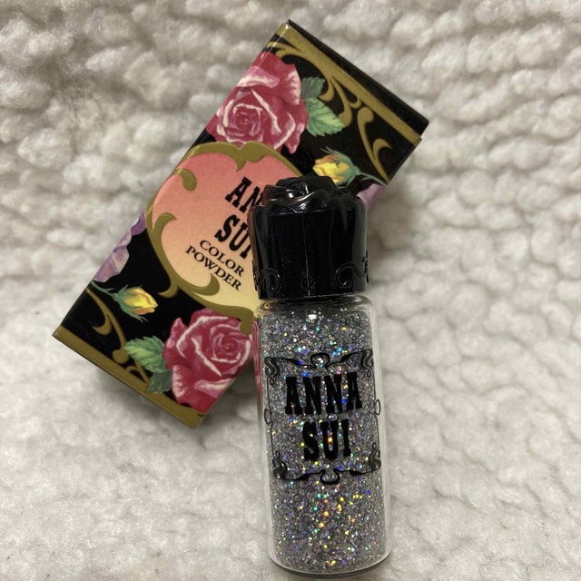 ANNA SUI(アナスイ)の新品 アナスイ  カラーパウダー 002 メイクパウダー ラメ シルバー コスメ/美容のベースメイク/化粧品(アイシャドウ)の商品写真