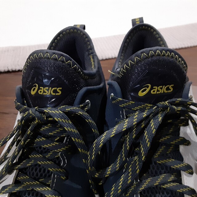 asics(アシックス)のasics バスケットシューズ 23cm ホワイト&グレーっぽいネイビー スポーツ/アウトドアのスポーツ/アウトドア その他(バスケットボール)の商品写真