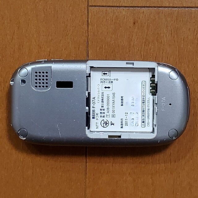 NTTdocomo(エヌティティドコモ)の【ジャンク】docomo らくらくホン ベーシックII F-07A スマホ/家電/カメラのスマートフォン/携帯電話(携帯電話本体)の商品写真