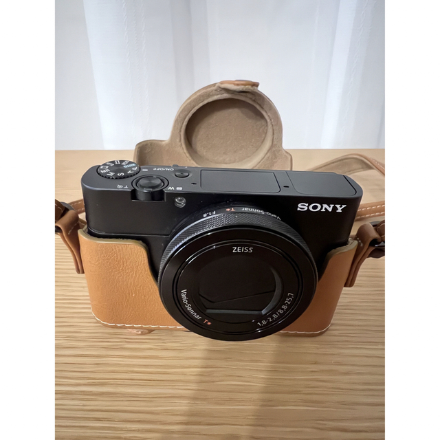 SONY(ソニー)のSONY / rx100m5 / 純正レザーケース付き スマホ/家電/カメラのカメラ(コンパクトデジタルカメラ)の商品写真