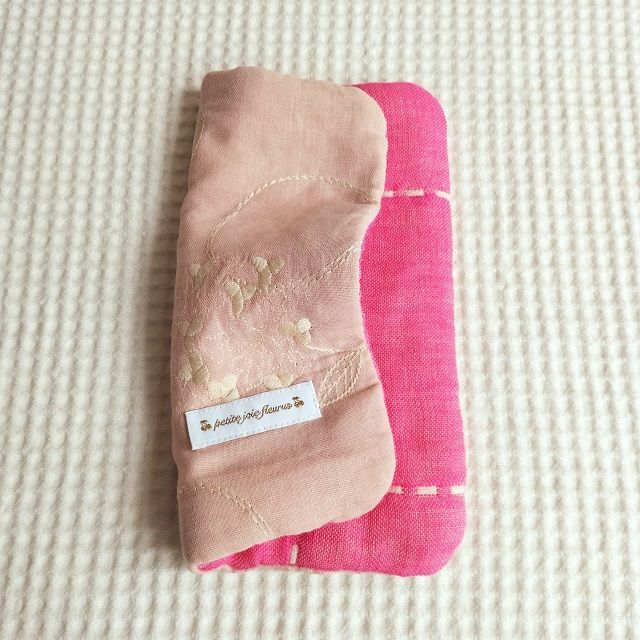 20㎝ ８重ガーゼハンカチ サークルと花刺繍 ハンドメイドのファッション小物(ハンカチ/バンダナ)の商品写真