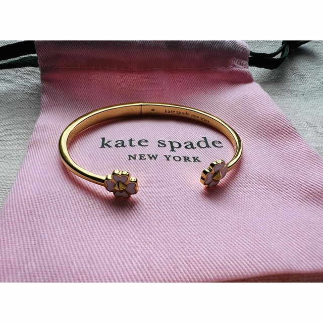 kate spade new york(ケイトスペードニューヨーク)の★kate spadeケイトスペード★スペード&スタッズ エナメル ヒンジ カフ レディースのアクセサリー(ブレスレット/バングル)の商品写真