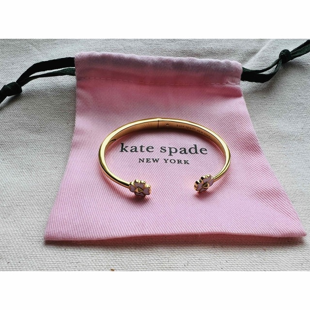 kate spade new york(ケイトスペードニューヨーク)の★kate spadeケイトスペード★スペード&スタッズ エナメル ヒンジ カフ レディースのアクセサリー(ブレスレット/バングル)の商品写真