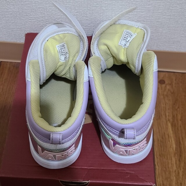 VANS(ヴァンズ)のVANS スニーカー ホワイト/ラベンダー22㎝ キッズ/ベビー/マタニティのキッズ靴/シューズ(15cm~)(スニーカー)の商品写真