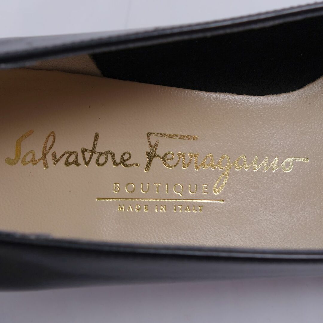 Samantha Kingz(サマンサキングズ)の美品 サルヴァトーレ フェラガモ Salvatore Ferragamo パンプス ヒール ヴァラリボン カーフレザー シューズ レディース 5.5C(22.5cm相当) ブラック レディースの靴/シューズ(ハイヒール/パンプス)の商品写真