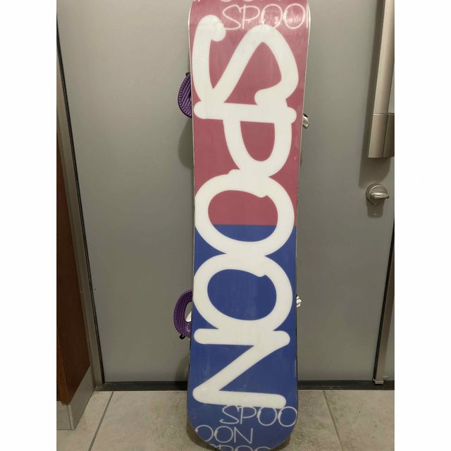 キッズ　スノーボード3点セットSPOONのボードとビンディング　ZUMAのブーツ スポーツ/アウトドアのスノーボード(ボード)の商品写真