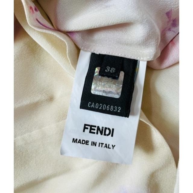 FENDI(フェンディ)の【i&i様】フェンディ 花柄ボウタイブラウス シルク100 ベージュ 38 レディースのトップス(シャツ/ブラウス(長袖/七分))の商品写真