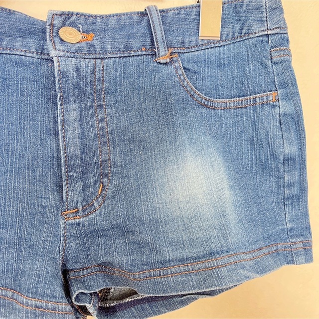 Fiorucci(フィオルッチ)の【即日発送】足をキレイに魅せるショートデニムパンツ　フィオルッチ　Sサイズ レディースのパンツ(ショートパンツ)の商品写真