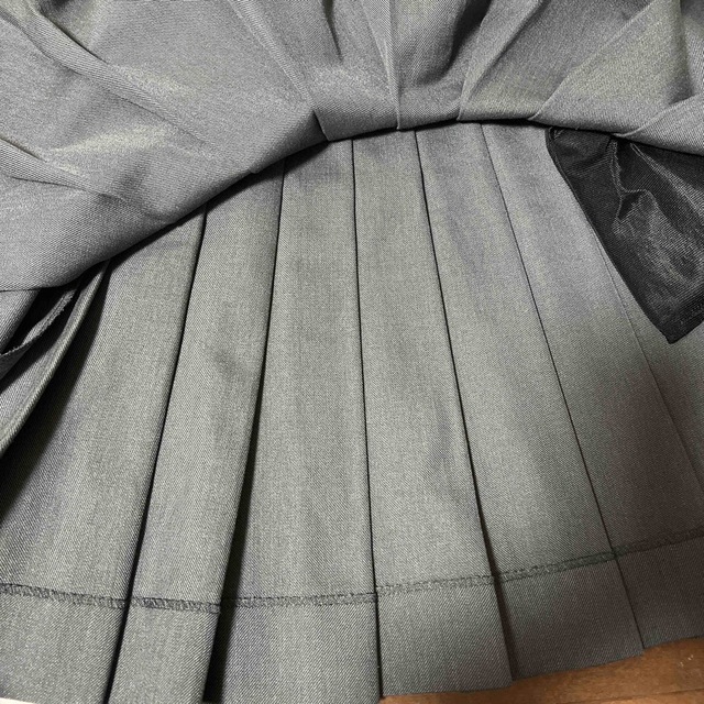 制服 プリーツスカート グレー 女子 レディースのスカート(ひざ丈スカート)の商品写真