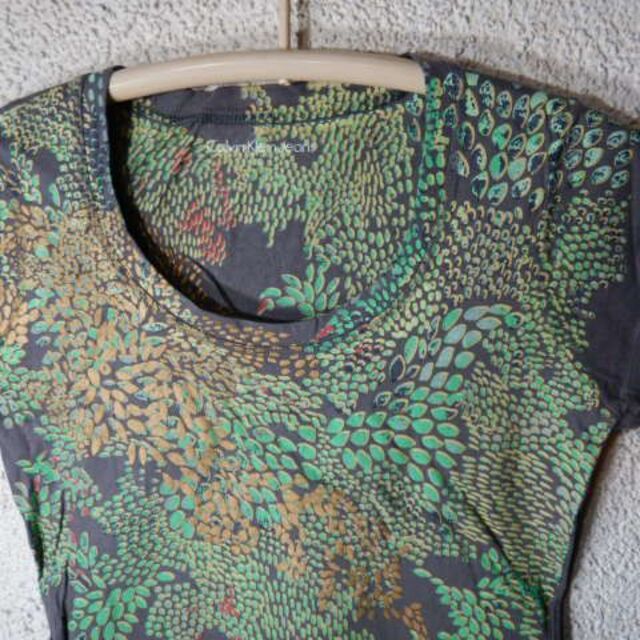 Calvin Klein(カルバンクライン)の8385　カルバン　クライン　ジーンズ　半袖　tシャツ　ペイント風　デザイン レディースのトップス(Tシャツ(半袖/袖なし))の商品写真