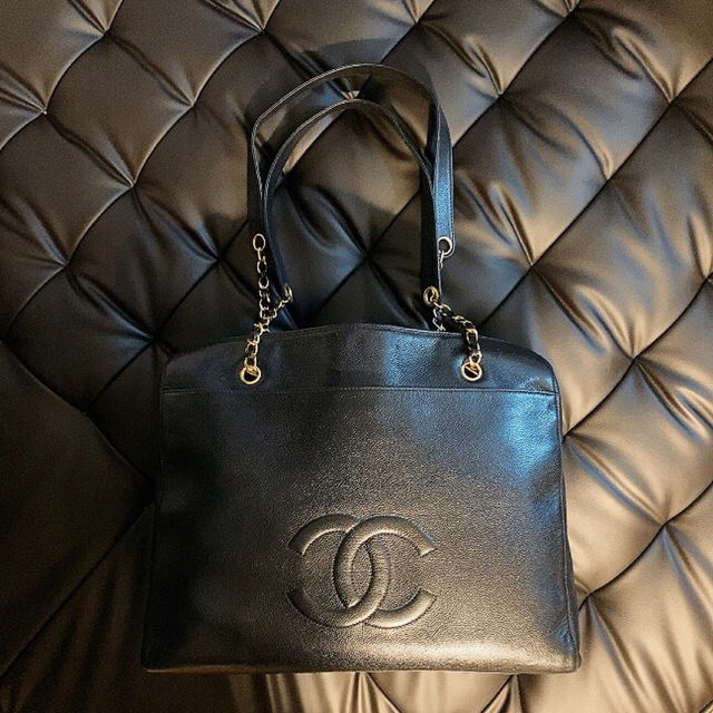 ショルダーバッグChanel ショルダーバッグ (ユニークなデザインで可愛い！)