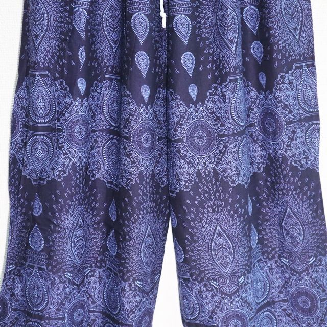 【新品】レーヨンタイパンツ　アラベスクテイスト　紺系 メンズのパンツ(サルエルパンツ)の商品写真