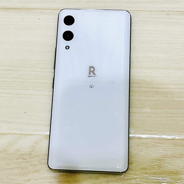 Rakuten(ラクテン)のRakuten Hand 64GB ホワイト P710 楽天 スマホ/家電/カメラのスマートフォン/携帯電話(スマートフォン本体)の商品写真