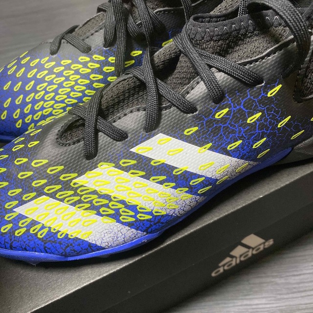 adidas(アディダス)のアディダス サッカー トレーニングシューズ プレデター フリーク 3 TF J スポーツ/アウトドアのサッカー/フットサル(シューズ)の商品写真