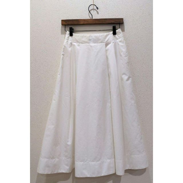 Adam et Rope'(アダムエロぺ)のアダムエロペ Adam et Rope フレアスカート ホワイト 裏付き 36 レディースのスカート(ロングスカート)の商品写真