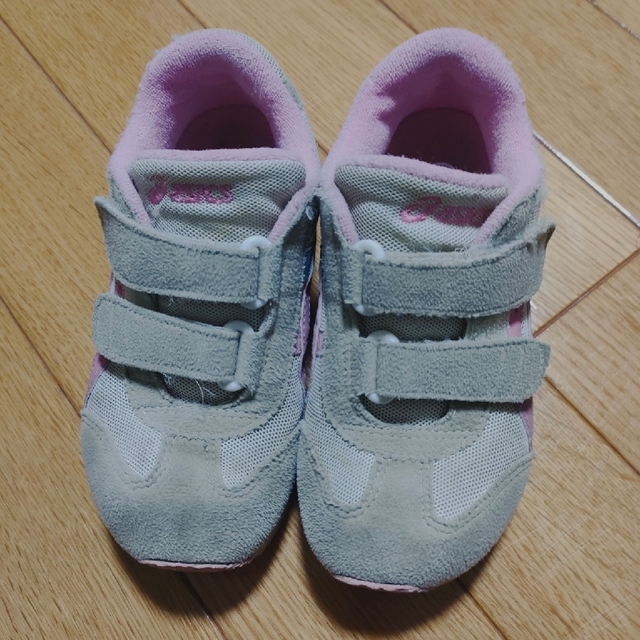 asics(アシックス)のアシックス　運動靴　18cm　女の子 キッズ/ベビー/マタニティのキッズ靴/シューズ(15cm~)(スニーカー)の商品写真