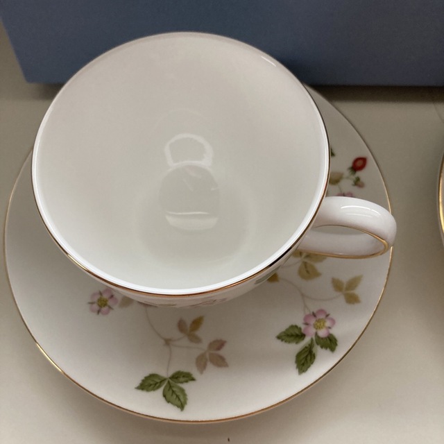 WEDGWOOD(ウェッジウッド)の新品　未使用品　ウェッジウッドワイルドストロベリー　カップ&ソーサー　2客セット インテリア/住まい/日用品のキッチン/食器(食器)の商品写真