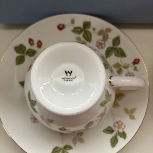 WEDGWOOD(ウェッジウッド)の新品　未使用品　ウェッジウッドワイルドストロベリー　カップ&ソーサー　2客セット インテリア/住まい/日用品のキッチン/食器(食器)の商品写真