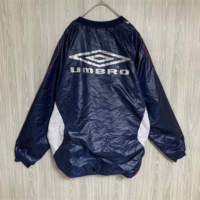 UMBRO(アンブロ)のアンブロ プルオーバーナイロンジャケットブルゾン ビッグプリント オアシス メンズのジャケット/アウター(ナイロンジャケット)の商品写真