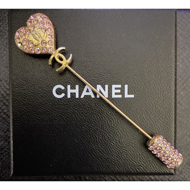 CHANEL(シャネル)のシャネル ピンブローチ  ハート  ピンク　ブローチ　スカーフ　ラインストーン レディースのアクセサリー(ブローチ/コサージュ)の商品写真