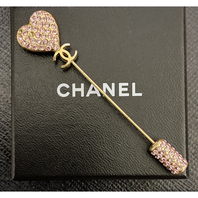 CHANEL(シャネル)のシャネル ピンブローチ  ハート  ピンク　ブローチ　スカーフ　ラインストーン レディースのアクセサリー(ブローチ/コサージュ)の商品写真