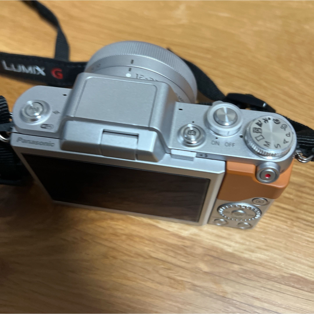 Panasonic(パナソニック)のPanasonic LUMIX G DMC-GF7W ブラウン スマホ/家電/カメラのカメラ(ミラーレス一眼)の商品写真