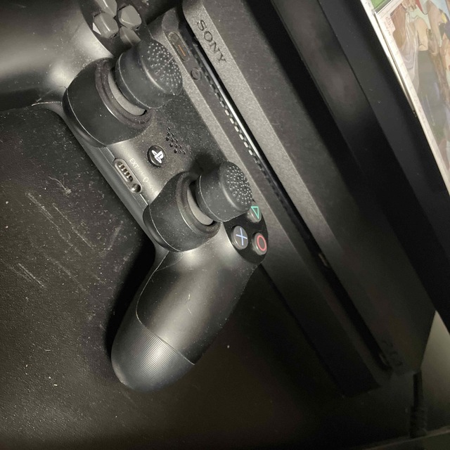 PlayStation4(プレイステーション4)のPS4 CUH-2200A ブラック エンタメ/ホビーのゲームソフト/ゲーム機本体(家庭用ゲーム機本体)の商品写真