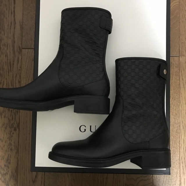 Gucci(グッチ)の最終価格‼️グッチ　ショートブーツ　ロゴ入り レディースの靴/シューズ(ブーツ)の商品写真