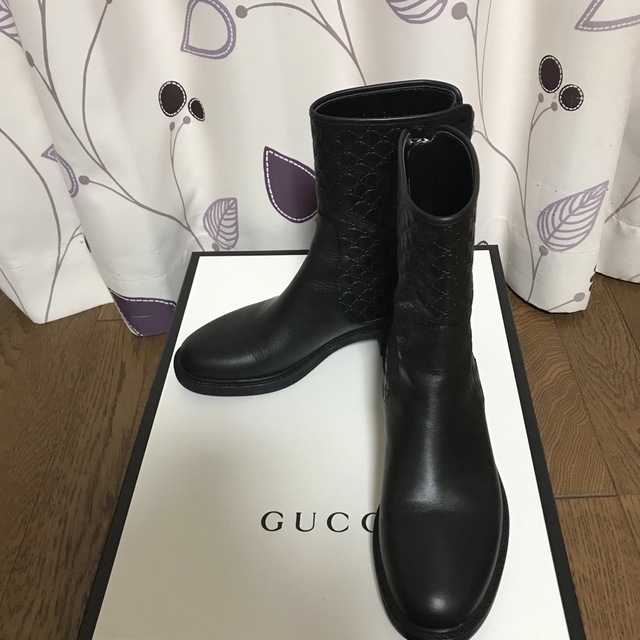 Gucci(グッチ)の最終価格‼️グッチ　ショートブーツ　ロゴ入り レディースの靴/シューズ(ブーツ)の商品写真