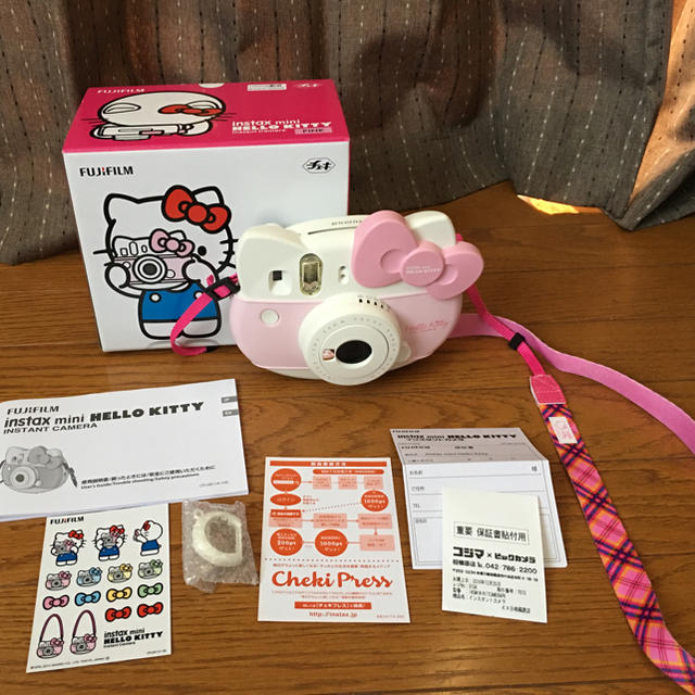 富士フイルム(フジフイルム)の期間限定値下げ instax mini ハローキティフィルム付き スマホ/家電/カメラのカメラ(フィルムカメラ)の商品写真