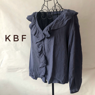 ケービーエフプラス(KBF+)のKBF+ ケービーエフ ラッフルブラウス スモーキーブルー One(シャツ/ブラウス(長袖/七分))