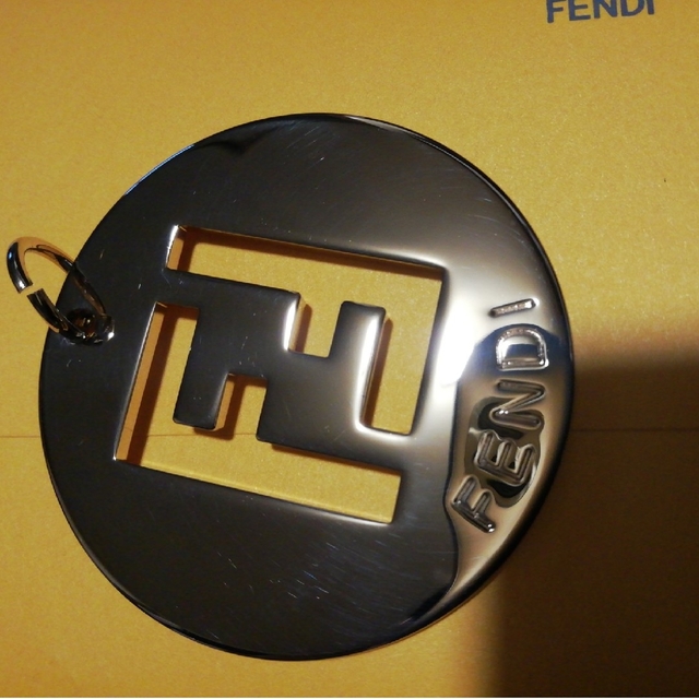 FENDI(フェンディ)のFENDI　フェンディ　ダブルロゴ　チャーム　ゴールド メンズのファッション小物(キーホルダー)の商品写真