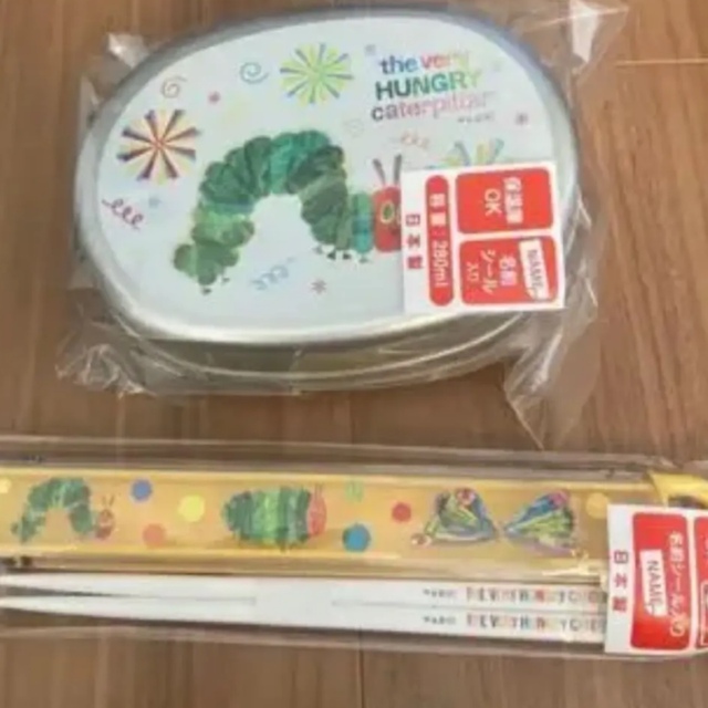 ERIC CARLE(エリックカール)の新品☆はらぺこあおむし　アルミランチとお箸　セット エンタメ/ホビーのおもちゃ/ぬいぐるみ(キャラクターグッズ)の商品写真