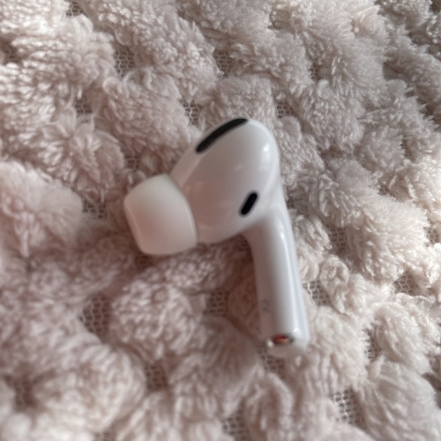 Apple(アップル)のAirPods Pro　エアーポッズ　プロ　右耳のみ　R片耳　ノイズ音あり スマホ/家電/カメラのオーディオ機器(ヘッドフォン/イヤフォン)の商品写真